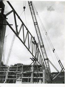 Rheinstahl Eggers-Kehrhahn GmbH, Kran im Einsatz auf der Baustelle einer Fabrikanlage