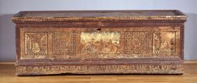 Mit Holzschnitten beklebter Cassone, an den Schmalseiten aufgemalt das Wappen der Familie Albizzi