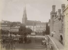 Berlin, Spree mit Hinterhäusern der Poststraße, Mühlenweg mit Dammmühlengebäude und Nikolaikirche
