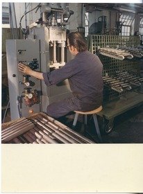 "Elektror" Karl W. Müller, Arbeiter an einer Maschine, vermutlich Werk Kirrlach