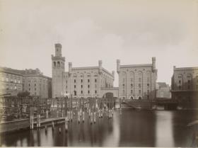 Berlin, Spree mit Dammmühle und Speichergebäuden