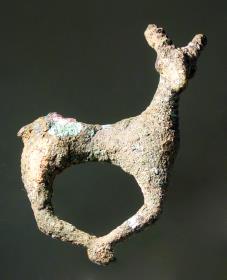 Kleiner Widder (in Wirklichkeit wohl ein gefesselter Steinbock o. ä.)