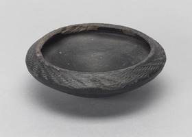 Gefäßdeckel mit Stempeldekor
