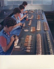 "Elektror" Karl W. Müller, Arbeiterinnen bei der Herstellung kleiner Spulen