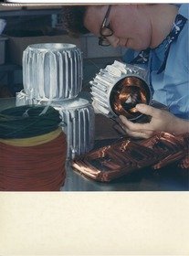 "Elektror" Karl W. Müller, Arbeiterin beim Zusammenbau von Teilen