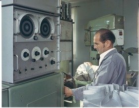 "Elektror" Karl W. Müller, Arbeiter an einer Maschine