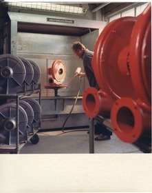 "Elektror" Karl W. Müller, Arbeiter beim Spritzlackieren eines Werkteils