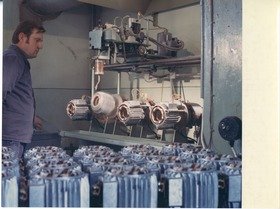 "Elektror" Karl W. Müller, Arbeiter an einer Maschine