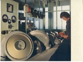 "Elektror" Karl W. Müller, Arbeiter an Maschinen-Bauteilen