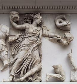 Pergamonaltar, Nordfries - Ausschnitt: Moire ("Nyx") mit schlangenumwundenem Gefäß