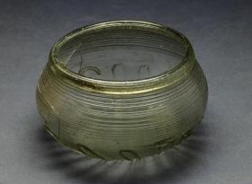 Glasschale (Typ Irlmauth) mit Hohlrand und Fadendekor