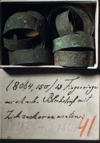 13 Fingerringe aus dünnem, schmalem Blechstreifen zusammengebogen und mit Zickzackornamenten im sog. Tremolierstich verziert