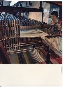 Lauffenmühle, Arbeiterin am Webstuhl (Taschentücher)