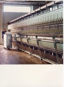 Lauffenmühle, Arbeiter an einer Spinnmaschine