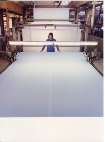 Lauffenmühle, Arbeiter an einer Maschine (im Ausrüstungsbetrieb "Wiese I")