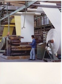 Lauffenmühle, Arbeiter an einer Maschine (im Ausrüstungsbetrieb "Wiese I")