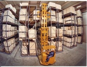 Lauffenmühle, Gabelstaplerfahrer im Lager (im Ausrüstungsbetrieb "Wiese I")
