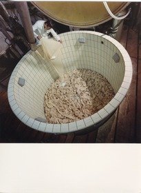 Lauffenmühle, Mitarbeiter prüft textiles Material