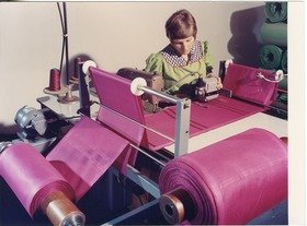 Lauffenmühle, Näherin an einer Spezial-Nähmaschine