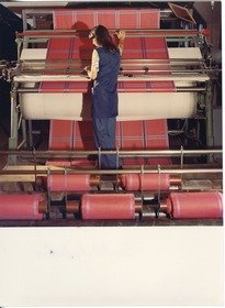 Lauffenmühle, Arbeiterin an einer Textilmaschine