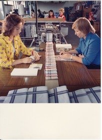 Lauffenmühle, Arbeiterinnen beim Verpacken von Taschentüchern