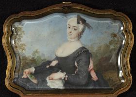 Dame in Maskenkostüm