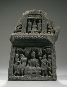 Stupagiebel mit zwei Szenen (Fragment): Maras Angriff (maravijyaya, unten); Verehrung eines meditierenden Buddha (oben)