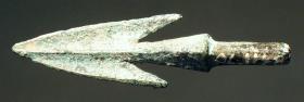 Zweiflügelige Dornpfeilspitze mit Widerhaken