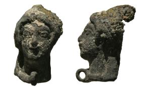 Attasche in Form einer weiblichen Maske