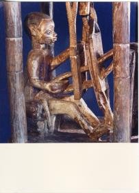 Lauffenmühle, Afrikanische Holzskulptur eines Mannes am Webstuhl