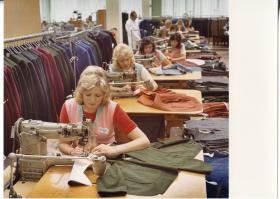 (Lauffenmühle), Greiff-Werke AG, Näherinnen in der Produktionshalle