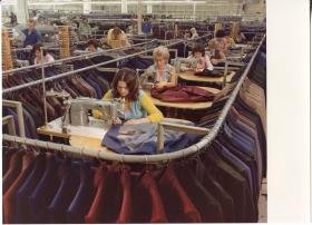 (Lauffenmühle), Greiff-Werke AG, Näherinnen in der Produktionshalle