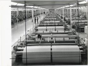 Lauffenmühle, Blick in den Websaal mit Webmaschinen