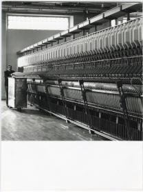 Lauffenmühle, Arbeiter an einer Spinnmaschine