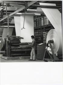 Lauffenmühle, Arbeiter an einer Maschine (im Ausrüstungsbetrieb "Wiese I")