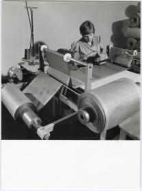 Lauffenmühle, Näherin an einer Spezial-Nähmaschine