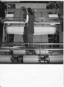 Arbeiterin an einer Textilmaschine