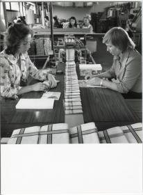 Lauffenmühle, Arbeiterinnen beim Verpacken von Taschentüchern