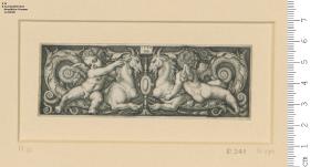 Ornamentale Füllung mit Chimären und Putten