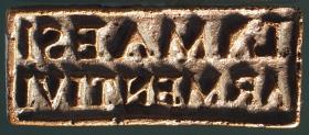 Rechteckiger Stempel mit fragmentiertem ringförmigem Griff und der lateinischen Inschrift L(uci) MAESI / ARMENTIVI