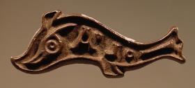 Stempel in Form eines Delphins mit lateinischer Inschrift: oL . A