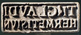 Rechteckiger Stempel mit lateinischer Inschrift: T . CLAVDI / HERMETIS IVN