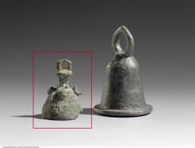 Glocke mit vier Tierköpfen verziert