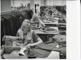 (Lauffenmühle), Greiff-Werke AG, Näherinnen in der Produktionshalle