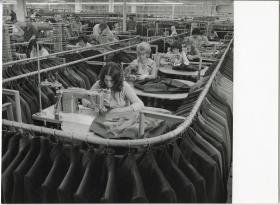 (Lauffenmühle), Greiff-Werke AG, Näherinnen in der Produktionshalle