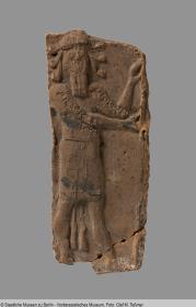 Apotropäisches Relief mit Darstellung eines sechslockigen Mannes