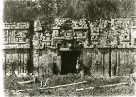 "Der Große Tempelpalast. Teil der Ostfassade. (Mit Expeditionsmitglied)"