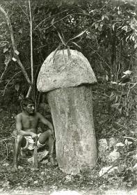 Phallus. (Mann daneben sitzend.)