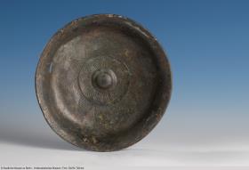 Schale mit Mittelbuckel