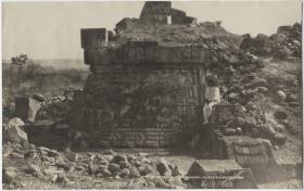Reliefgeschmückten Außenmauer des Tempels: "Monumento Descubierto" (nach Ignacio Marquina: Arqitectura Prehispánica). Hauptfront, links untere Fassade neben der Treppe.